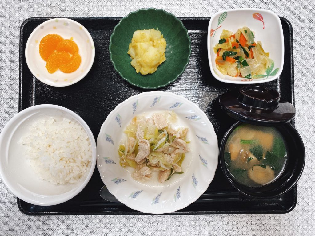 3月30日水曜日　きょうのお昼ごはんは、鶏肉とねぎのチーズ風味焼き・野菜炒め・カレーポテト・みそ汁・くだものでした。