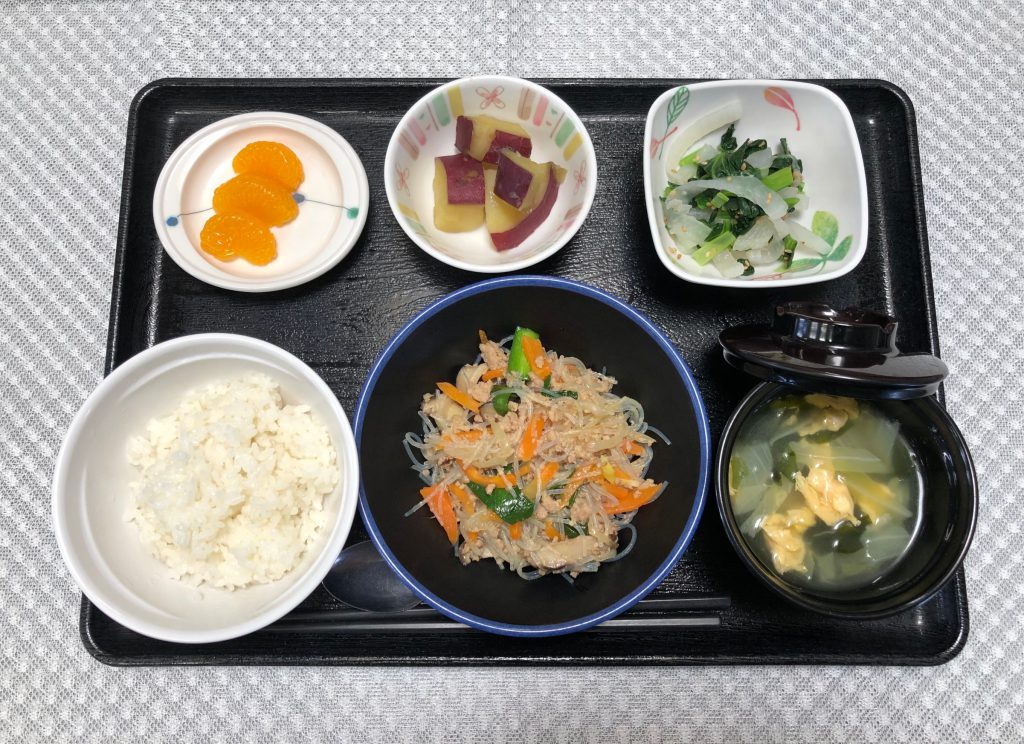 4月2日土曜日　きょうのお昼ごはんは、中華炒め・生姜和え・おさつの甘辛煮・みそ汁・くだものでした。