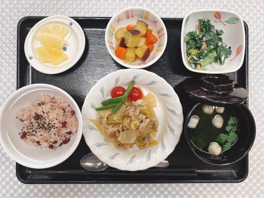4月4日月曜日　きょうのお昼ごはんは、入学祝いお赤飯・豚肉とはちみつの生姜焼き・菜の花なのヨーグルト和え・ころころ煮・お吸い物・くだものでした。