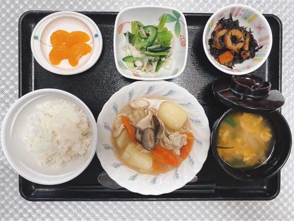4月5日火曜日　きょうのお昼ごはんは、吉野煮・天かす和え・ひじき炒め・みそ汁・くだものでした。