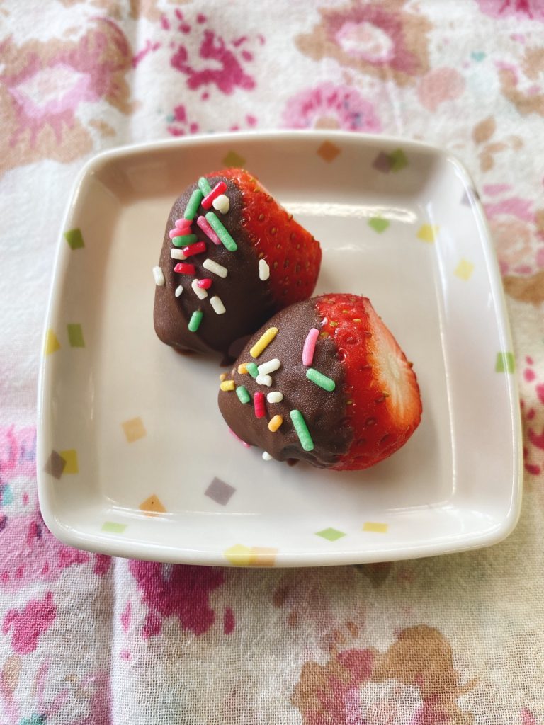 4月5日火曜日　きょうのおやつは、いちごチョコでした。