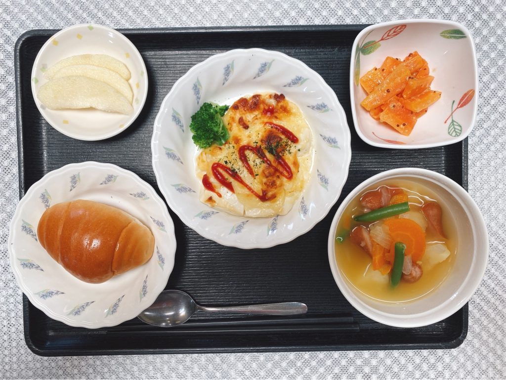4月6日水曜日　きょうのお昼ごはんは、ロールパン・豆腐グラタン・ポトフ・人参の粒マスタード・くだものでした。