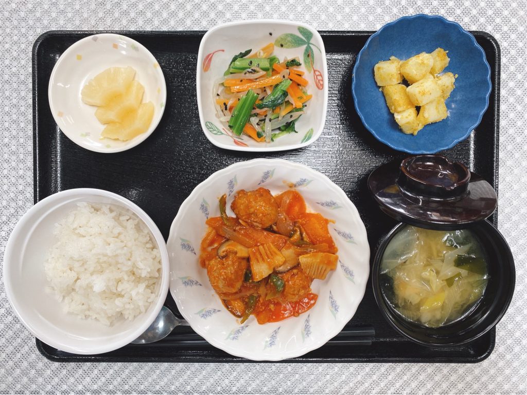 4月7日木曜日　きょうのお昼ごはんは、肉団子の酢豚風・ナムル・カレーポテト・スープ・果物でした。
