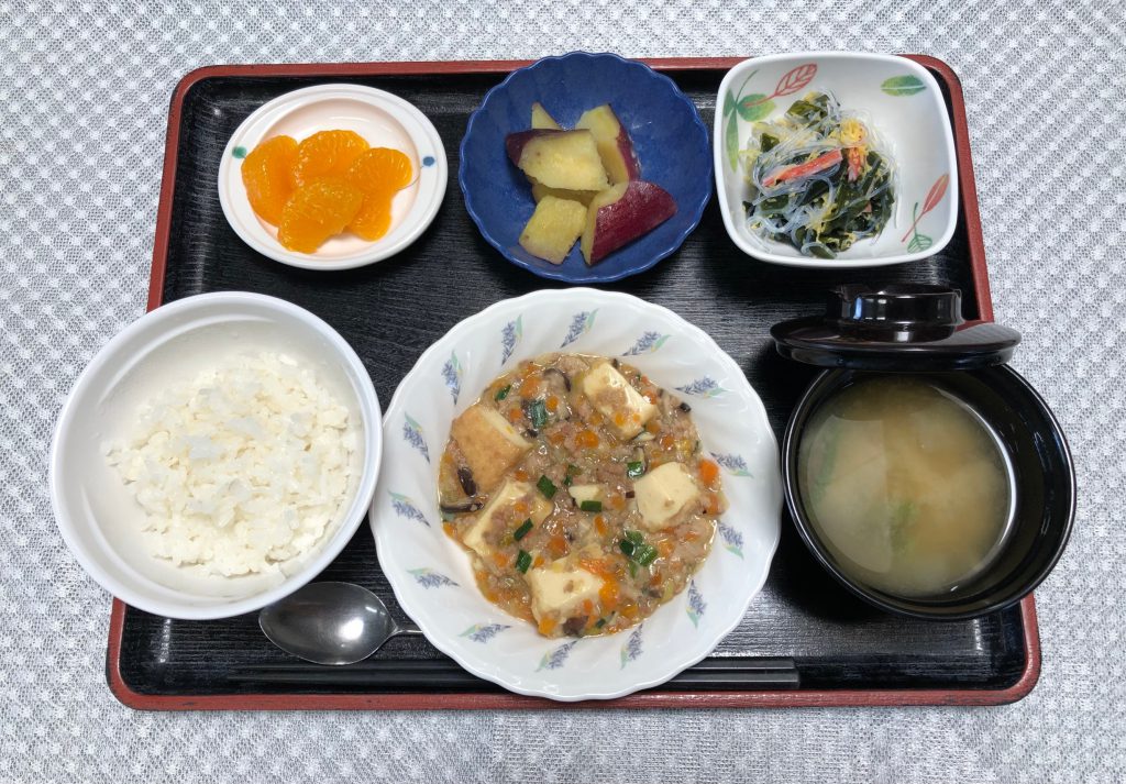 4月8日金曜日　きょうのお昼ごはんは、家常豆腐・春雨の酢の物・さつまいも煮・みそ汁・果物でした。