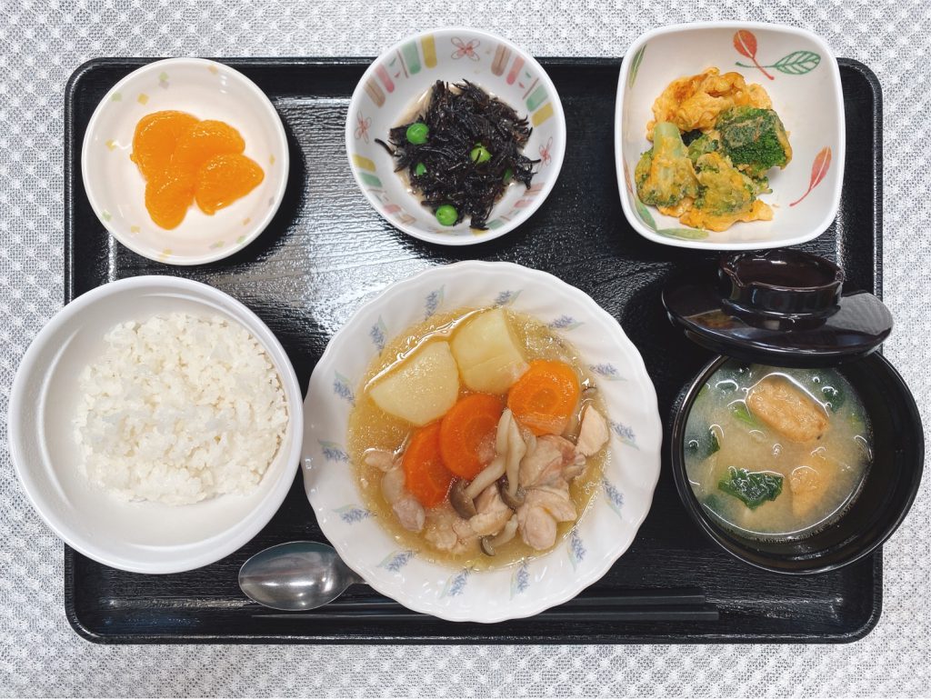 4月9日土曜日　きょうのお昼ごはんは、鶏肉のあっさり煮・卵炒め・ひじきの酢みそ和え・みそ汁・くだものでした。