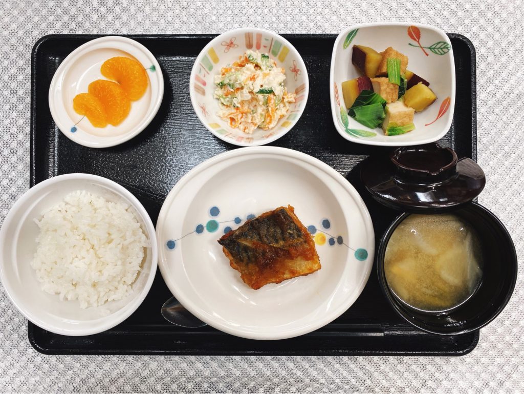 4月15日金曜日　きょうのお昼ごはんは、鯖の新玉ねぎ風味・おからサラダ・煮物・みそ汁・果物でした。