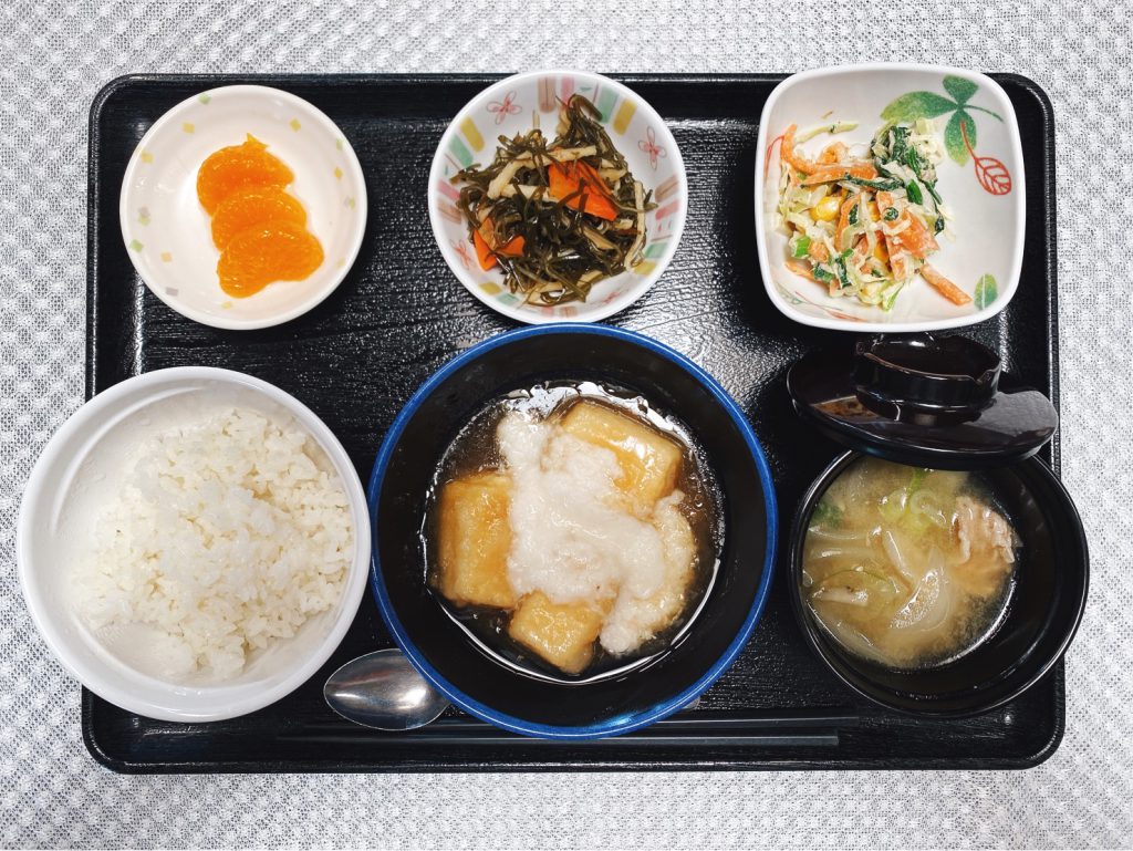 4月16日土曜日　きょうのお昼ごはんは、揚げ豆腐の山かけ・和風コールスロー・切り昆布煮・みそ汁・果物でした。