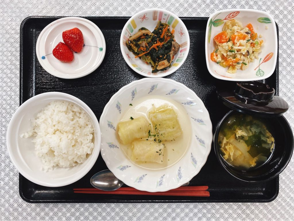 4月18日月曜日　きょうのお昼ごはんは、ロールキャベツ・ほうれん草のピーナッツ和え・煮物・みそ汁・果物でした。