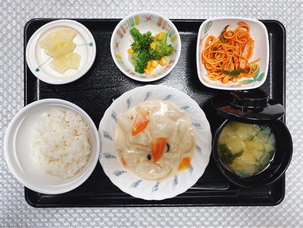 4月19日火曜日　きょうのお昼ごはんは、鶏肉とカブの和風シチュー・サラダ・人参しりしり・スープ・くだものでした。