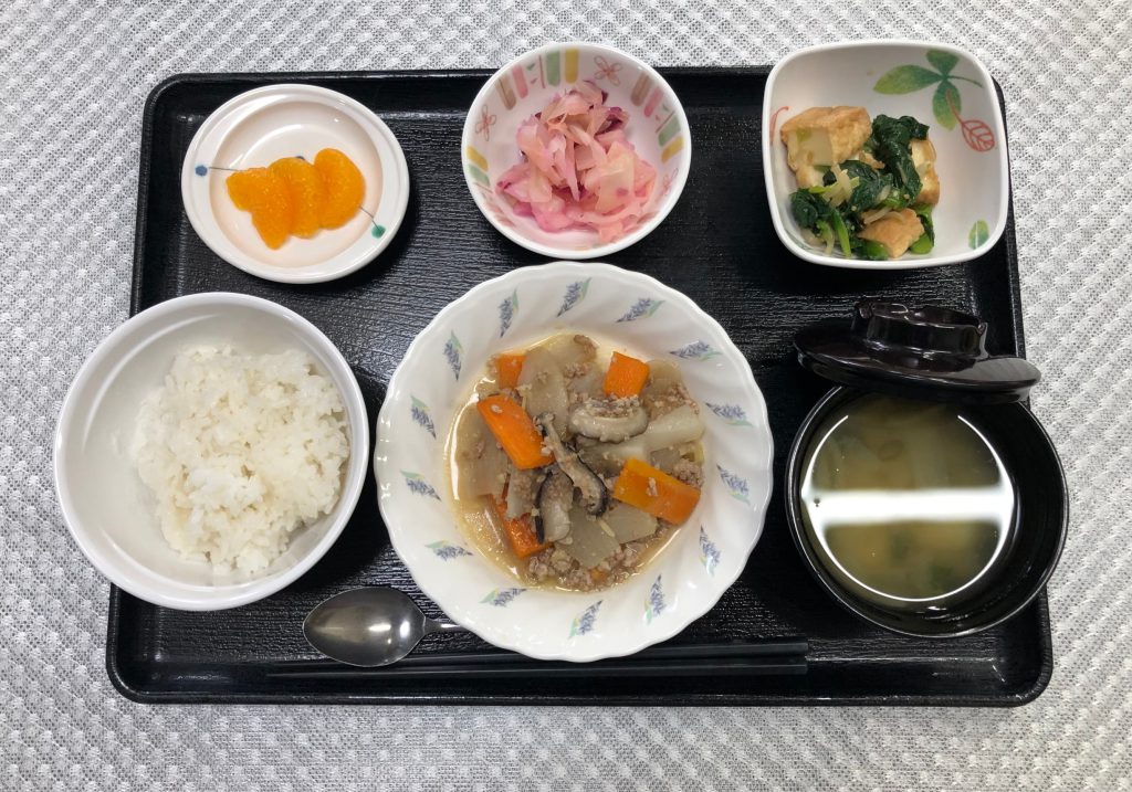 4月20日水曜日　きょうのお昼ごはんは、根菜のそぼろ煮・しば漬けキャベツ・和え物・みそ汁・くだものでした。