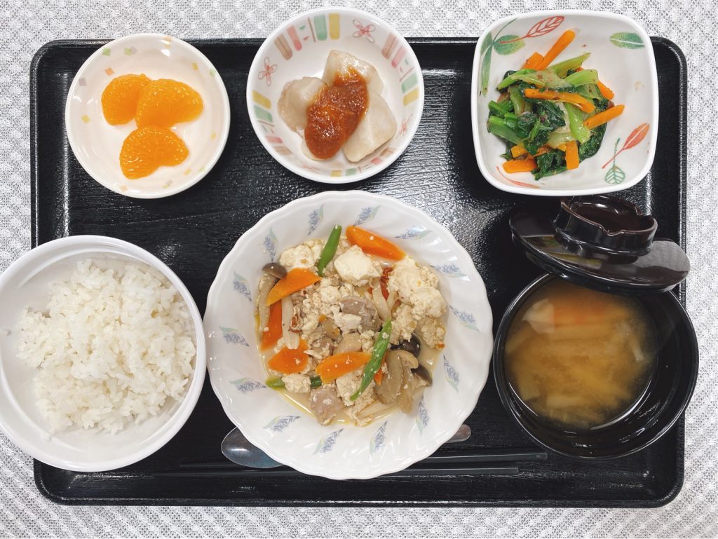 4月21日木曜日　きょうのお昼ごはんは、たっぷり野菜の炒り豆腐・梅おかか和え・里芋の味噌ダレ・みそ汁・くだものでした。