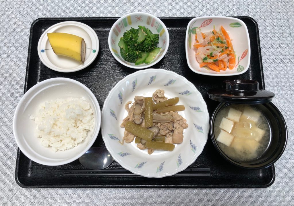 4月23日土曜日　きょうのお昼ごはんは、ふきと鶏肉のバターしょうゆ炒め・煮なます・浅漬け・みそ汁・くだものでした。