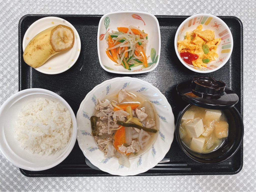 4月25日月曜日　今日のお昼ごはんは、和風ポトフ、和え物、炒り卵、みそ汁、くだものでした。