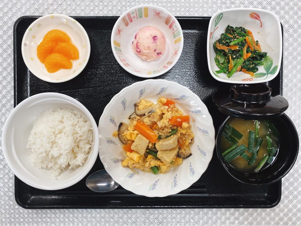 4月26日火曜日　きょうのお昼ごはんは、ツナと高野豆腐の卵とじ・ごま和え・しば漬けポテト・みそ汁・くだものでした。