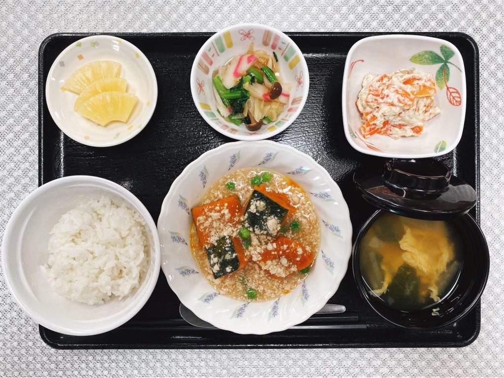 4月28日木曜日　きょうのお昼ごはんは、かぼちゃのそぼろあん・白和え・煮浸し・みそ汁・くだものでした。