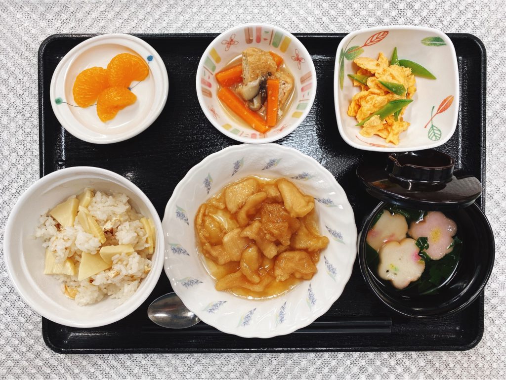 ４月29日金曜日　きょうのお昼ごはんは、筍ご飯・鶏肉の揚げ煮・絹さやサラダ・含め煮・お吸い物・くだものでした。