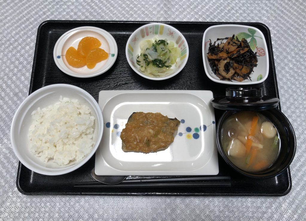 4月30日土曜日　きょうのお昼ごはんは、鰆のねぎみそ焼き・煮物・浅漬け・みそ汁・くだものでした。