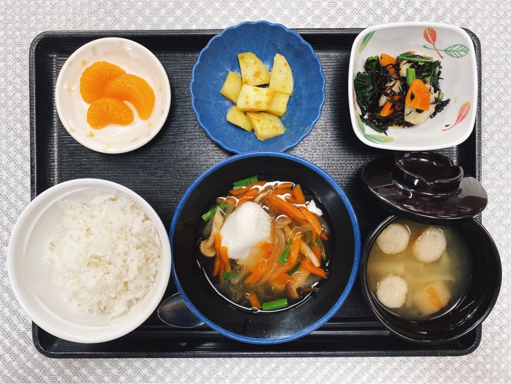 5月2日月曜日　きょうのお昼ごはんは、落とし卵の野菜あんかけ・ひじき和え・カレーポテト・みそ汁・くだものでした。