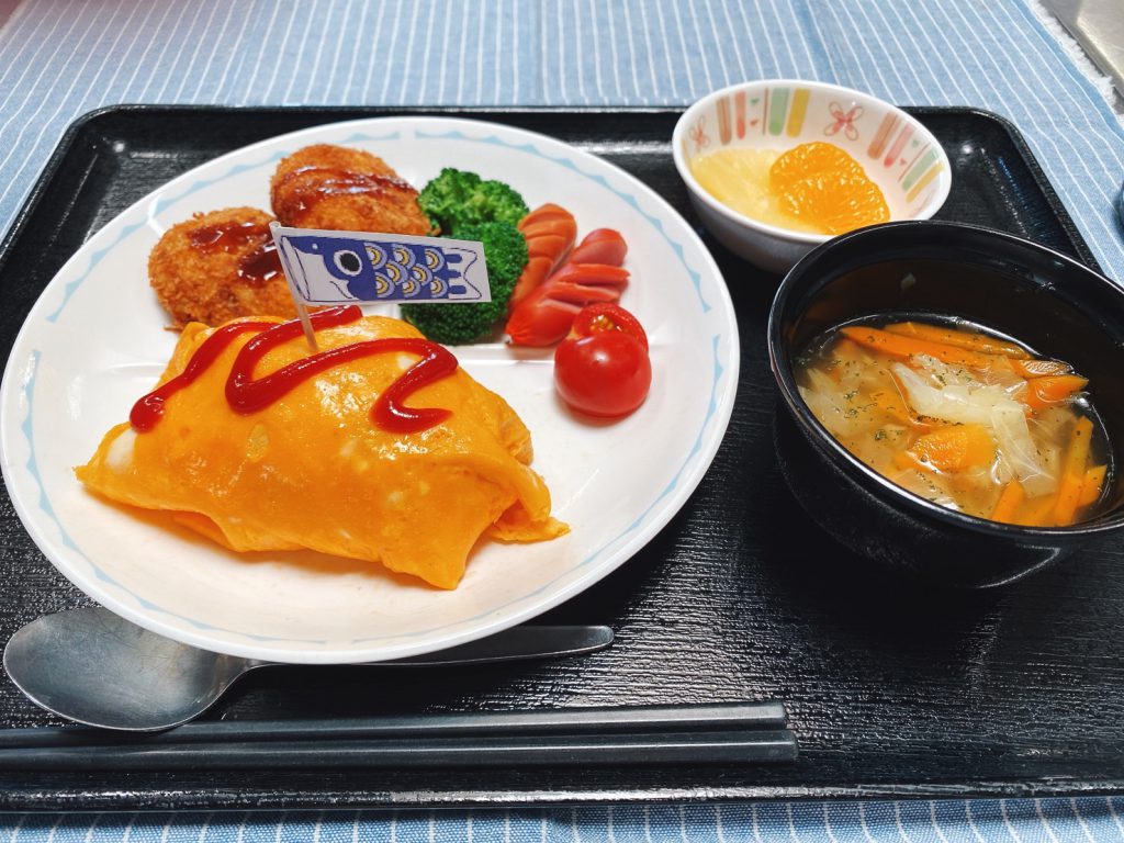 5月3日火曜日　きょうのお昼ごはんは、「おとなのお子様ランチ」、スープ、くだものでした。