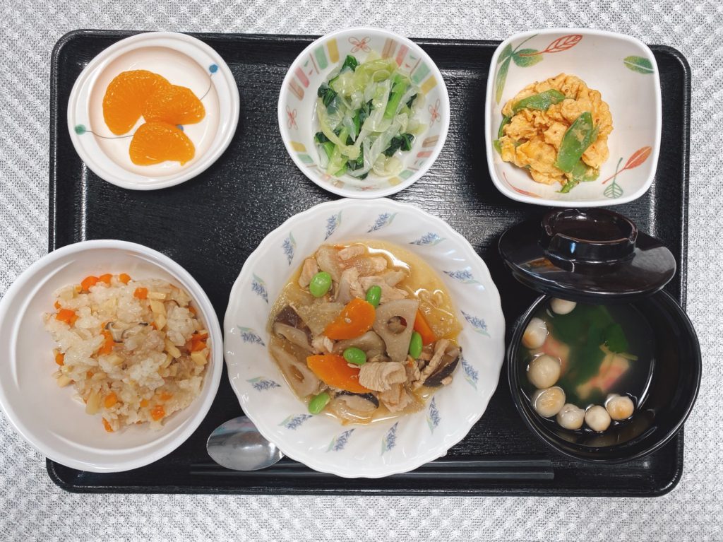 5月5日木曜日　きょうのお昼ごはんは、中華風おこわ・筑前煮・絹さやサラダ・浅漬け・お吸い物・くだものでした。