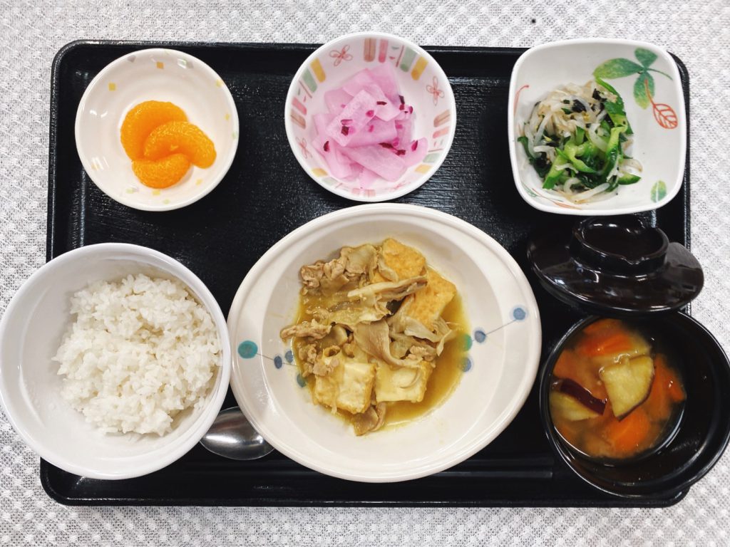 5月9日月曜日　きょうのお昼ごはんは、豚肉と厚揚げの和風カレー煮・焼き海苔和え・しば漬け大根・みそ汁・くだものでした。