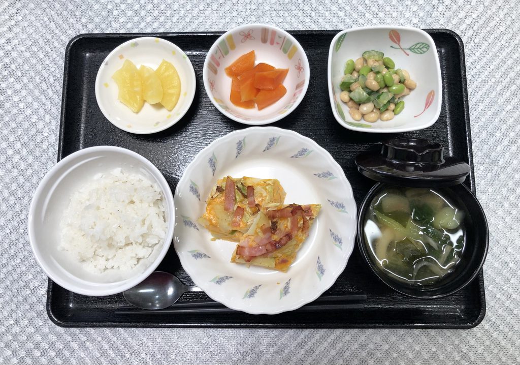 5月11日水曜日　きょうのお昼ごはんは、春キャベツと新ジャガのオムレツ・お豆ときゅうりのごまマヨサラダ・人参の薄甘煮・みそ汁・くだものでした。