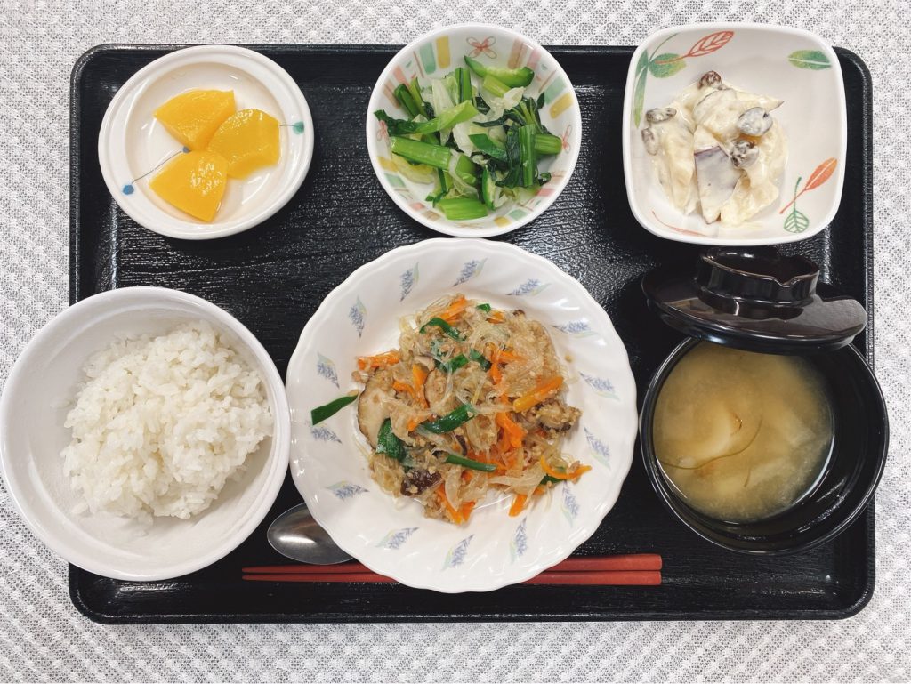 5月13日金曜日　きょうのお昼ごはんは、挽肉と春雨の中華煮・甘酢っぱおさつサラダ・浅漬け・みそ汁・くだものでした。