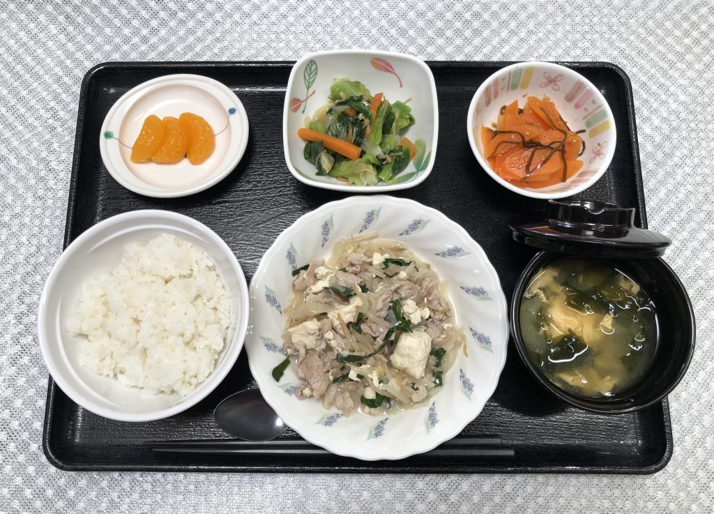 5月14日土曜日　きょうのお昼ごはんは、豆腐ともやしのチャンプルー・なめたけ和え・和風ピクルス・みそ汁・くだものでした。
