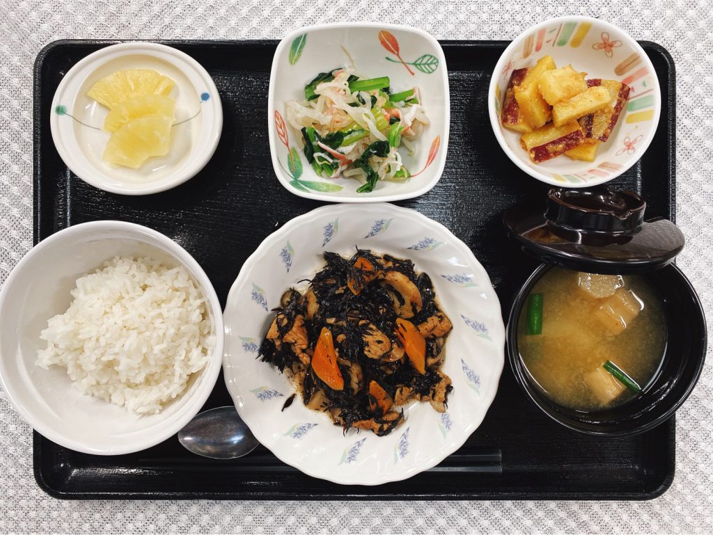 5月16日月曜日　きょうのお昼ごはんは、磯炒め・和え物・さつまいものオレンジ煮・みそ汁・くだものでした。