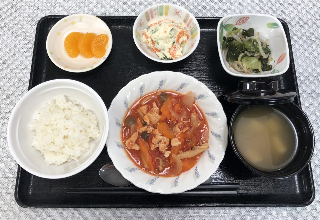 5月17日火曜日　きょうのお昼ごはんは、鶏肉のトマト煮・ポテトサラダ・酢みそ和え・みそ汁・くだものでした。