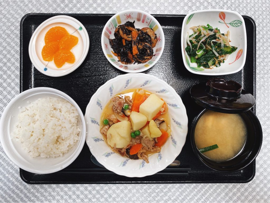 5月18日水曜日　きょうのお昼ごはんは、肉じゃが・青菜の旨味和え・ひじき炒め・みそ汁・くだものでした。
