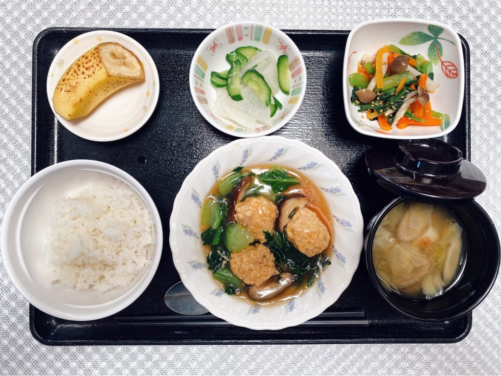 5月23日月曜日　今日のお昼ごはんは、肉団子としいたけのオイスターソース煮・三色ナムル・生姜和え・みそ汁・くだものでした。