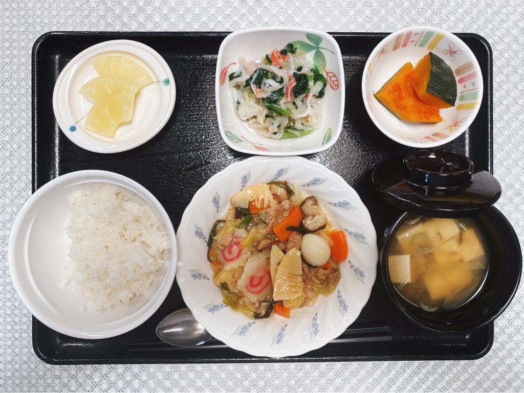 5月24日火曜日　きょうのお昼ごはんは、八宝菜・おろし和え・かぼちゃ煮・みそ汁・くだものでした。
