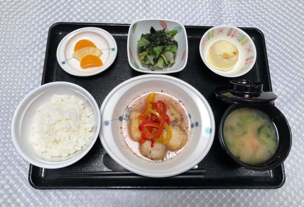 5月25日水曜日　きょうのお昼ごはんは、メカジキの梅肉あんかけ・わかめ和え・ミルクポテト・みそ汁・くだものでした。