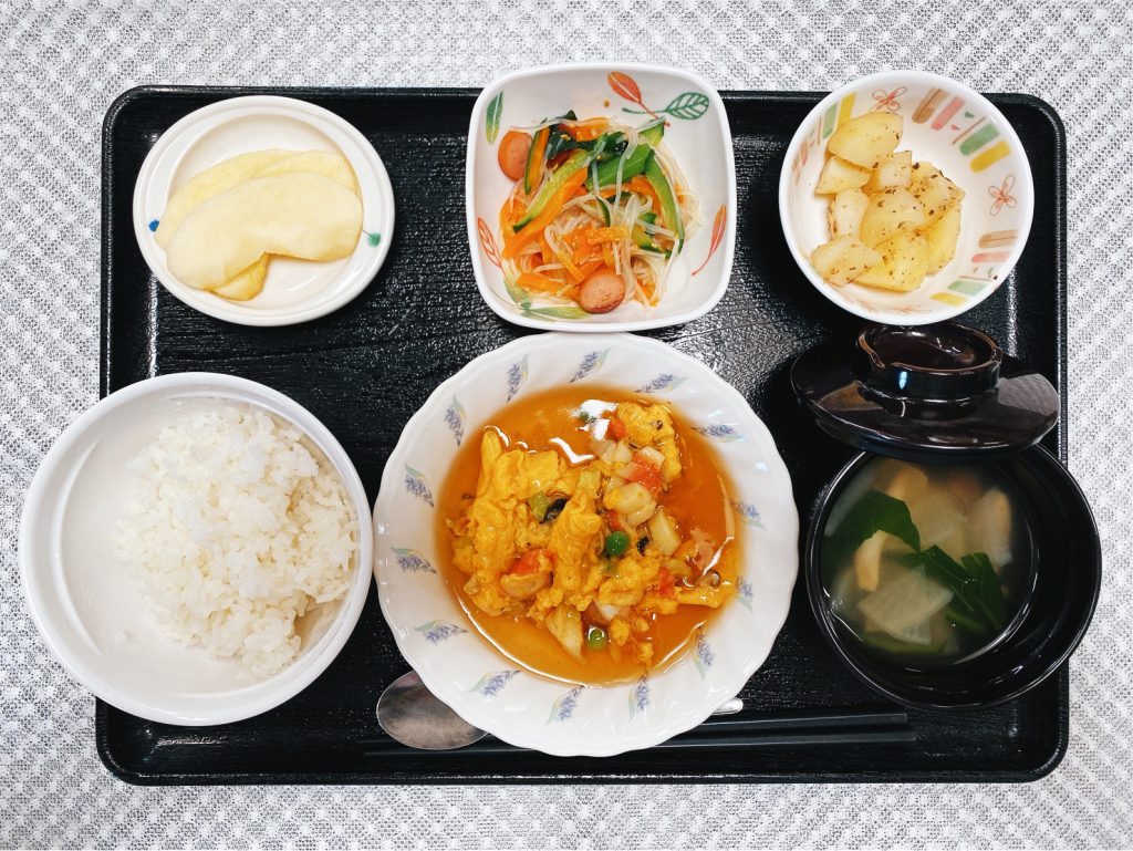 5月27日金曜日　きょうのお昼ごはんは、かに玉・中華サラダ・梅ジャガ・お味噌汁・くだものでした。