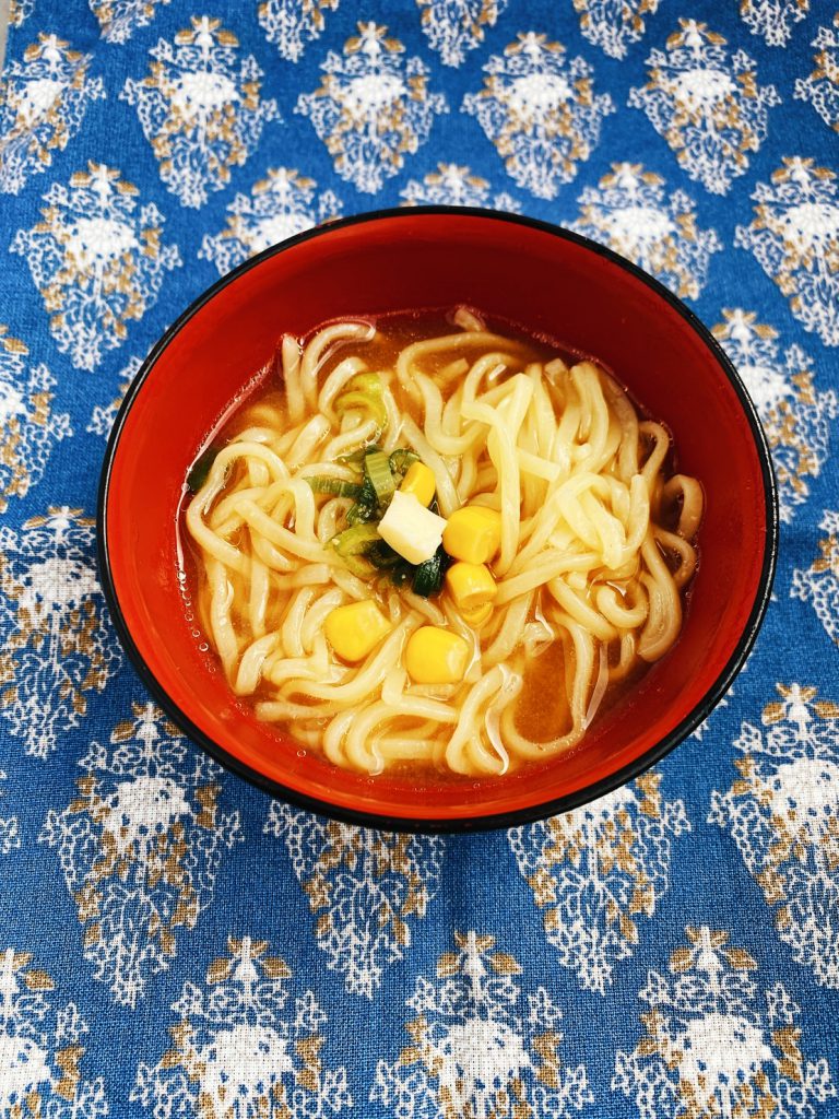 5月27日金曜日　きょうのおやつは、みそラーメン（郷土の食べ物・北海道）でした。