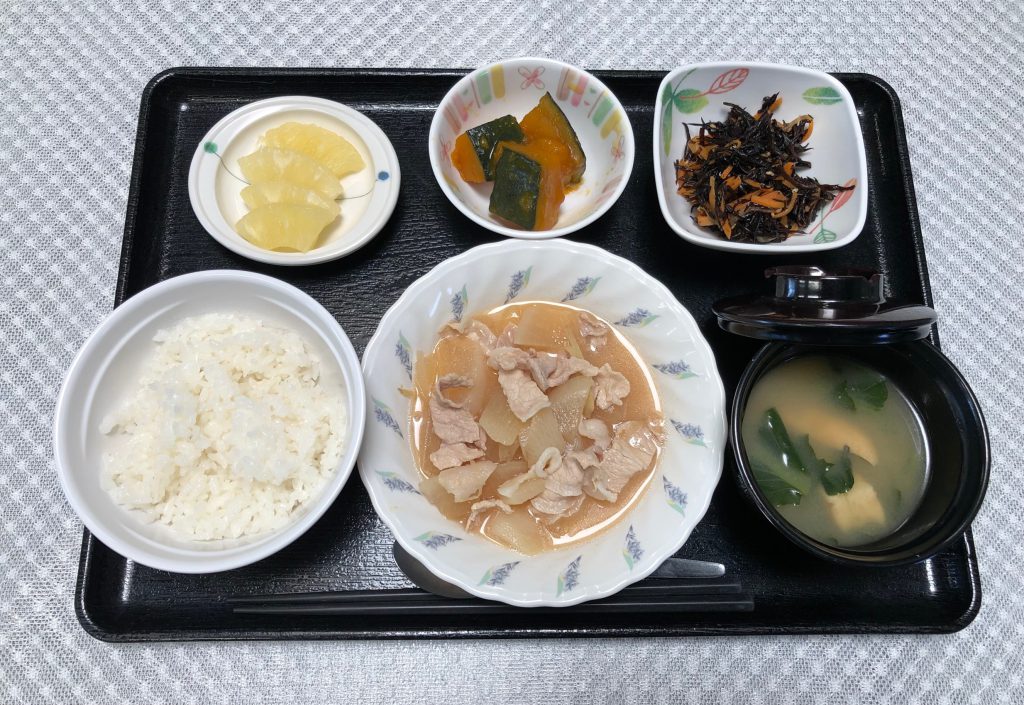 5月28日土曜日　きょうのお昼ごはんは、豚肉と大根の甘みそ煮・ひじきと人参のサラダ・含め煮・みそ汁・くだものでした。
