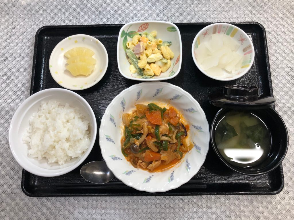 5月31日火曜日　きょうのお昼ごはんは、　鶏肉のケチャップ炒め・おからサラダ・浅漬け・みそ汁・果物でした。