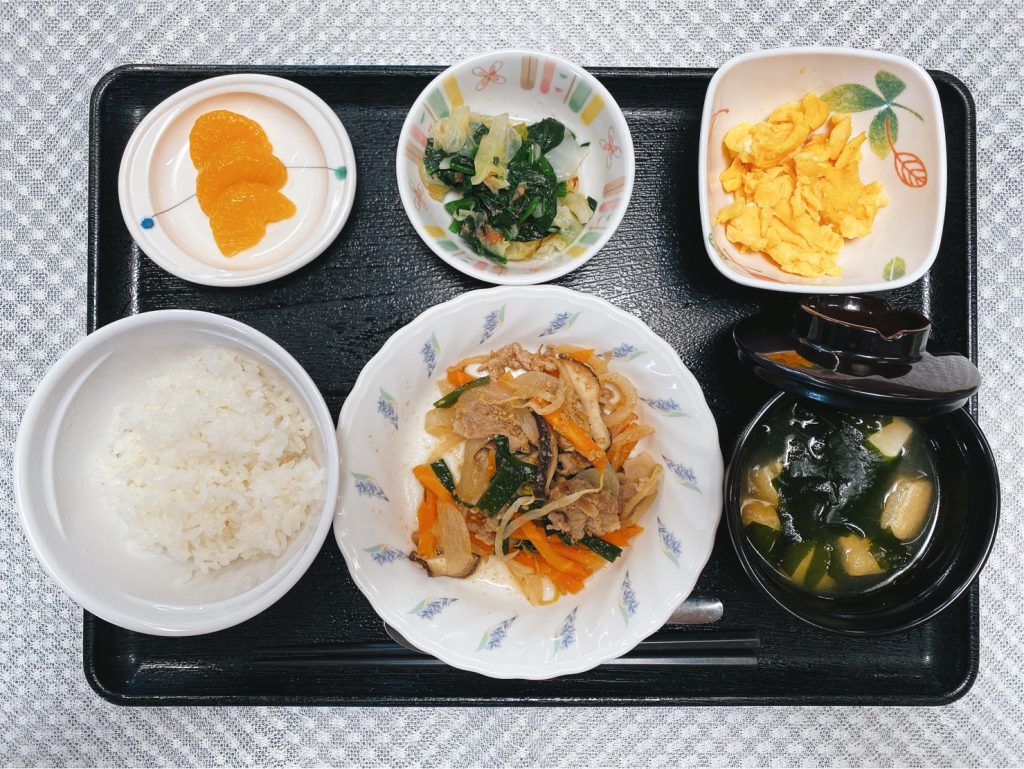 6月1日水曜日　きょうのお昼ごはんは、プルコギ風・卵炒め・お浸し・みそ汁・果物でした。