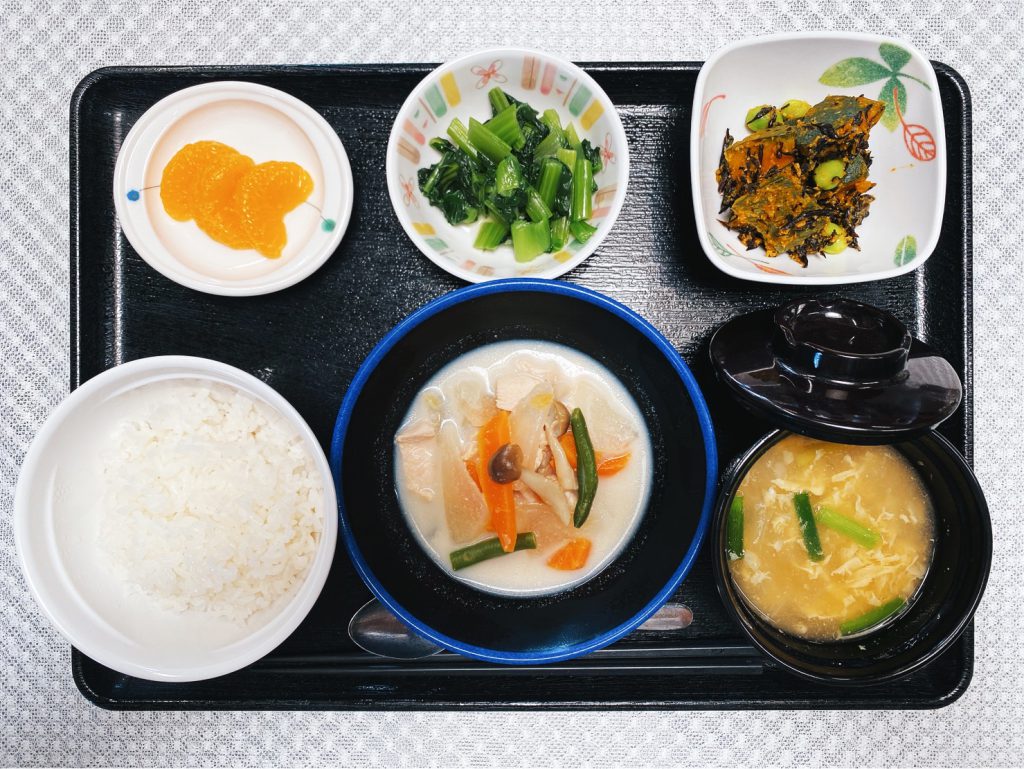 6月2日木曜日　きょうのお昼ごはんは、豆乳煮　かぼちゃと枝豆のごま和え・青菜炒め・みそ汁・果物でした。　