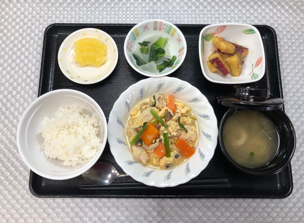 6月3日金曜日　きょうのお昼ごはんは、親子煮・わさび和え・おさつきんぴら・みそ汁・果物でした。