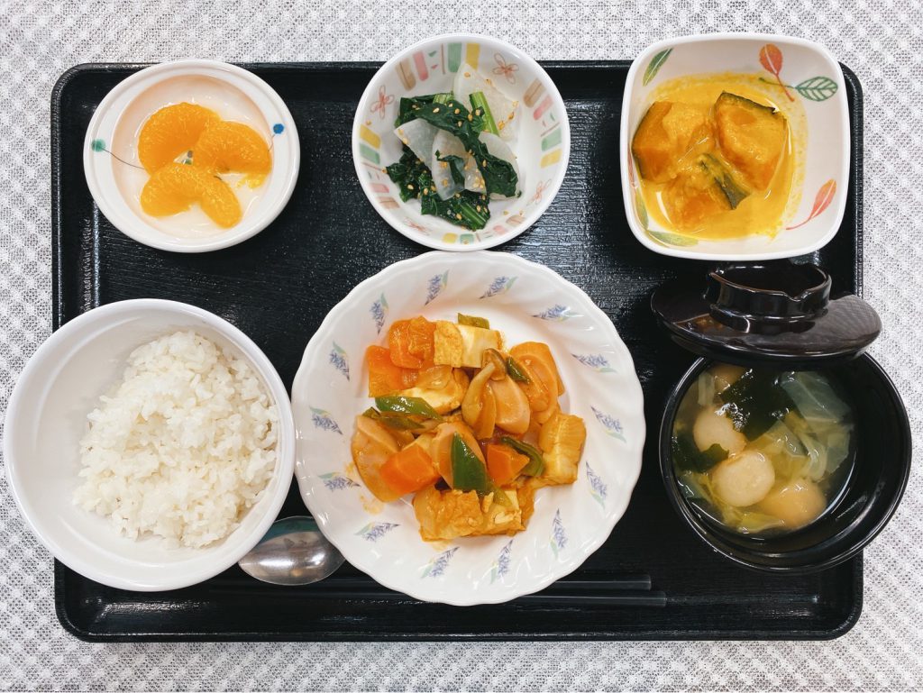 6月6日月曜日　きょうのお昼ごはんは、ソーセージと厚揚げのケチャップ炒め、かぼちゃミルク煮、浅漬け、みそ汁、くだものでした。