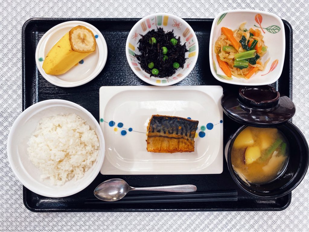 6月7日火曜日　きょうのお昼ごはんは、鯖のカレー風味焼き・切り干し煮・青じそ和え・味噌汁・くだものでした。