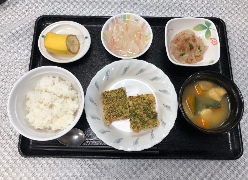 6月8日水曜日　きょうのお昼ごはんは、松風焼き・新玉ねぎのサラダ・かにかまあん・味噌汁・くだものでした。