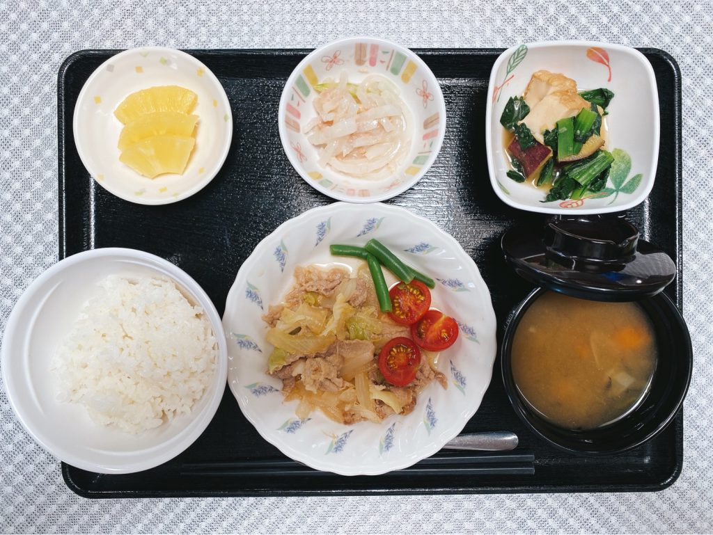 6月9日木曜日　きょうのお昼ごはんは、豚肉の生姜炒め・大根サラダ・煮物・味噌汁・くだものでした。