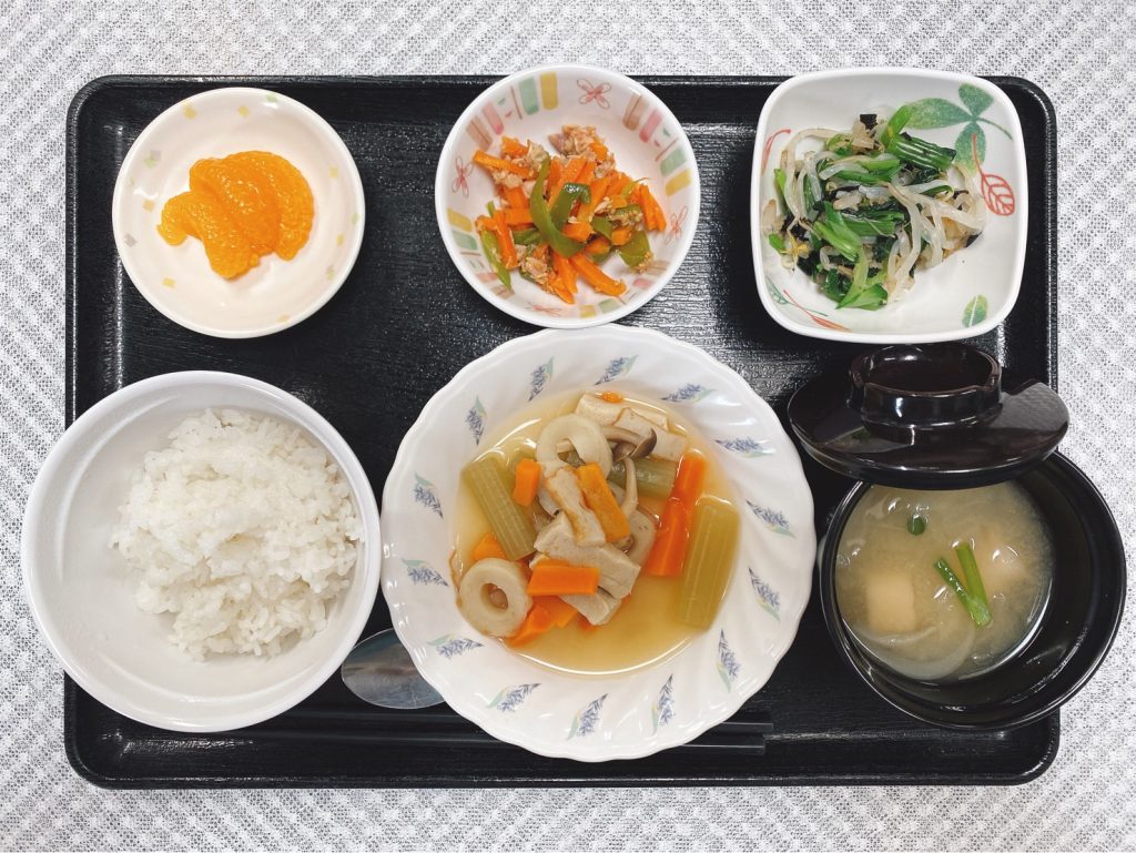 6月10日金曜日　きょうのお昼ごはんは、炊き合わせ・焼きのり和え・ピーマンのきんぴら・味噌汁・くだものでした。
