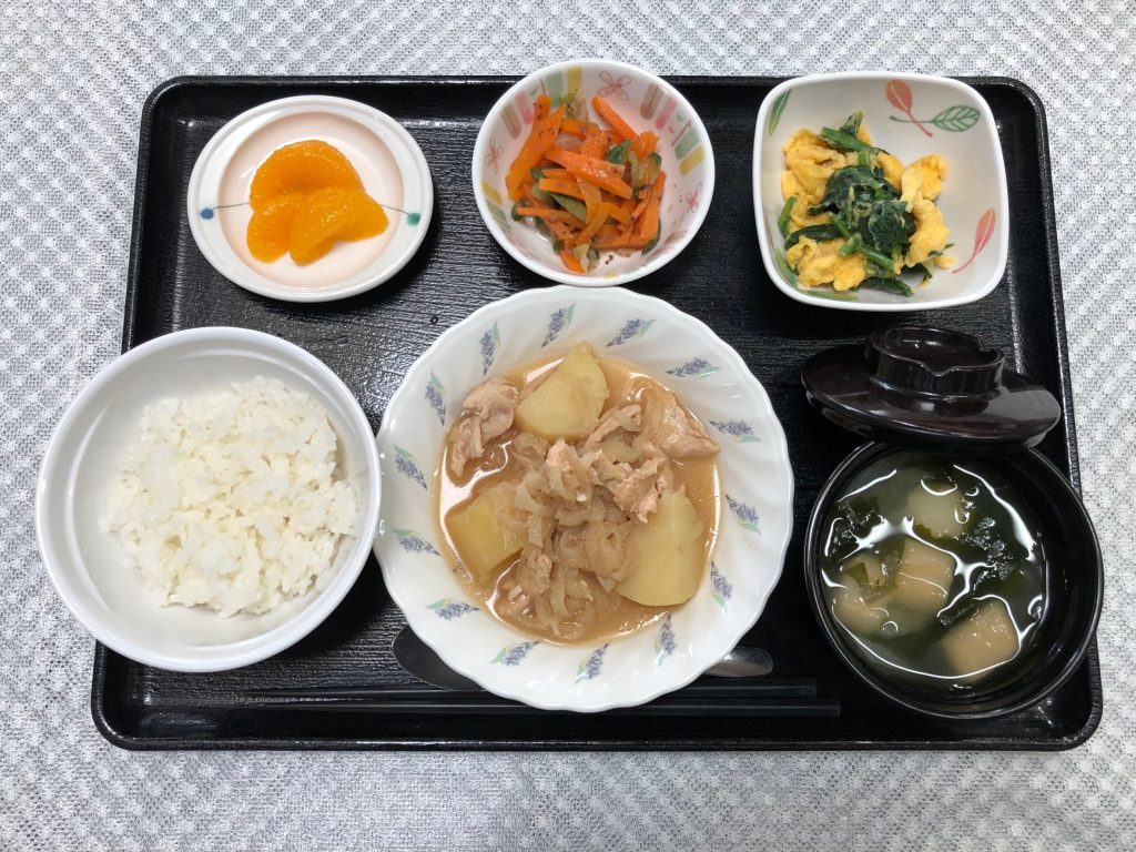 6月11日土曜日　きょうのお昼ごはんは、鶏肉と新ジャガのみそ煮込み・ほうれん草の卵焼き・梅あえ・味噌汁・くだものでした。