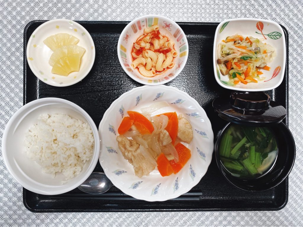 6月13日月曜日　きょうのお昼ごはんは、鶏肉のレモン蒸し・野菜炒め・トマトマカロニ・味噌汁・くだものでした。