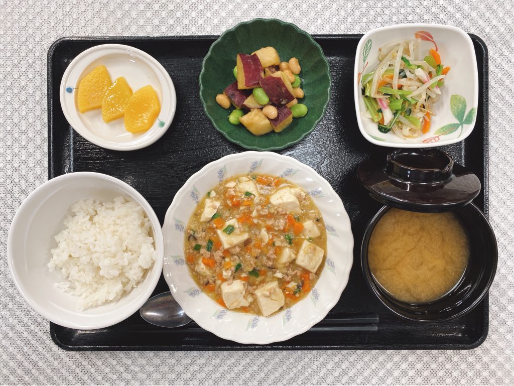 6月14日火曜日　きょうのお昼ごはんは、麻婆豆腐・中華サラダ・コロコロ煮・味噌汁・くだものでした。