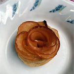 6月15日水曜日　きょうのおやつは、バラのアップルパイでした。